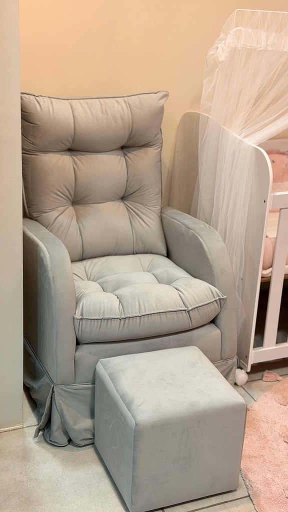 [971.6] Poltrona Virginia C/ Puff Simples - cor301 Veludo Cinza 971.6 Gariane